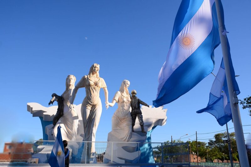 Plaza Soldado Jorge Aguila, monumento los caidos de Malvinas